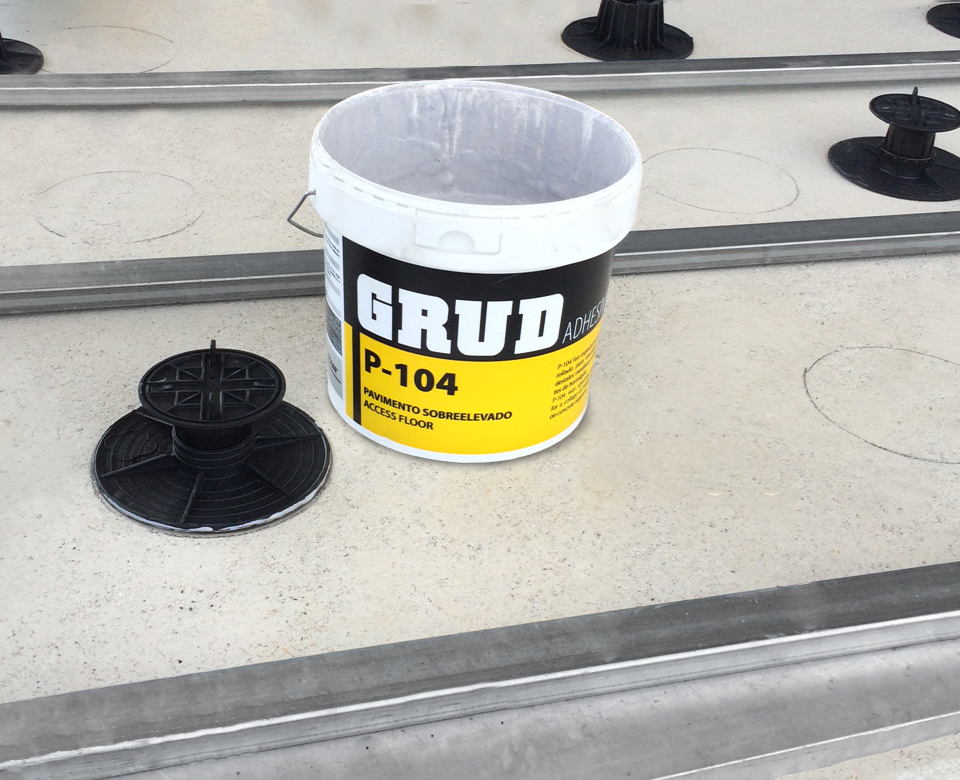 Special adhesive for bonding wood and pedestals on the concrete support.